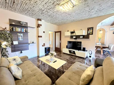 Obývací pokoj; dřevěné trámy, krb, dlažba, přirozené světlo, moderní styl
