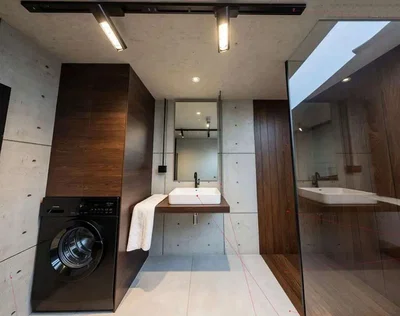 Salle de bain; carrelage, poutres en bois, rénové, lumière naturelle