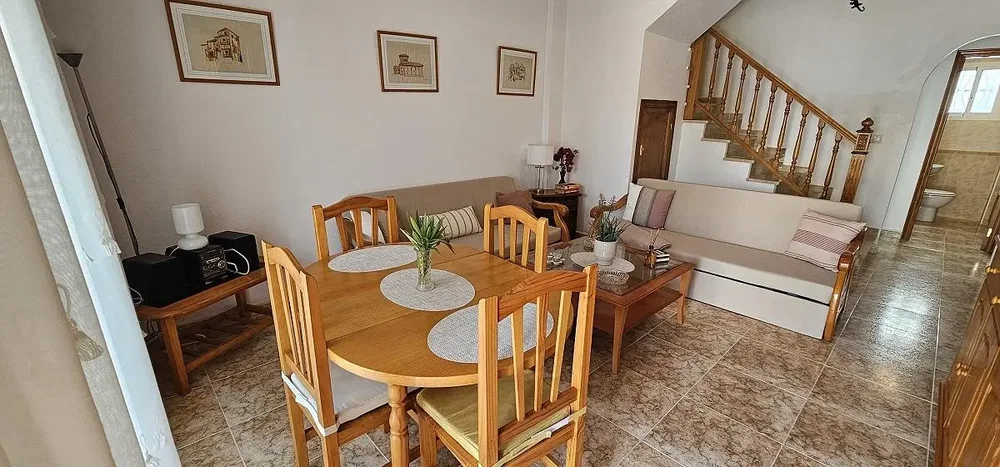 Salón; suelo de baldosas, luz natural