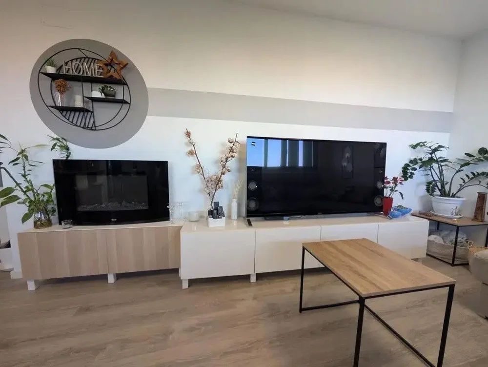 Oturma odası; doğal ışık, modern stil, ahşap zemin