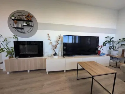 Oturma odası; doğal ışık, modern stil, ahşap zemin