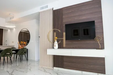 Oturma odası; fayans zemin, doğal ışık, modern stil
