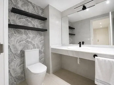 Toilet; gerenoveerd, natuurlijk licht