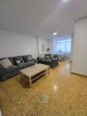 Salón; luz natural, suelo de baldosas
