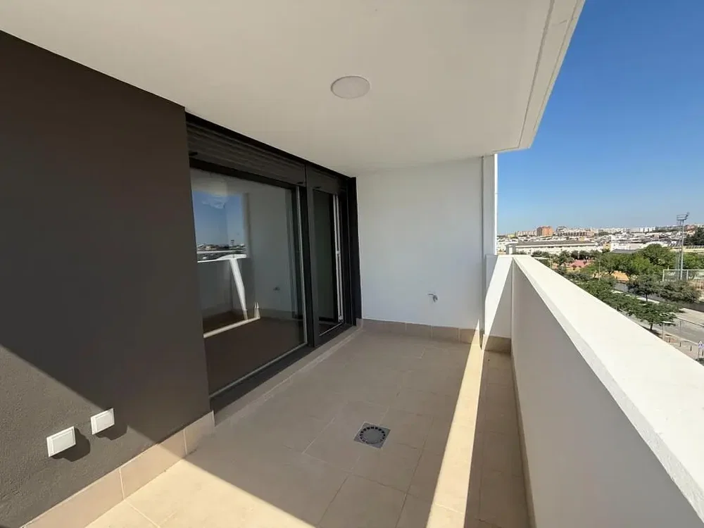 Balkon; manzara, fayans zemin, doğal ışık