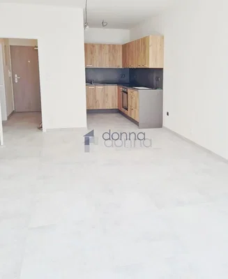 Kuhinja; pločice, kuhinjski aparati, prirodno svjetlo