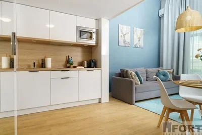Küche; küchengeräte, holzboden, tageslicht, moderner stil