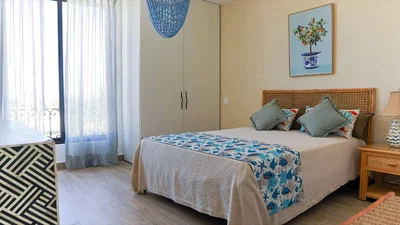 Ložnice; dřevěná podlaha, přirozené světlo