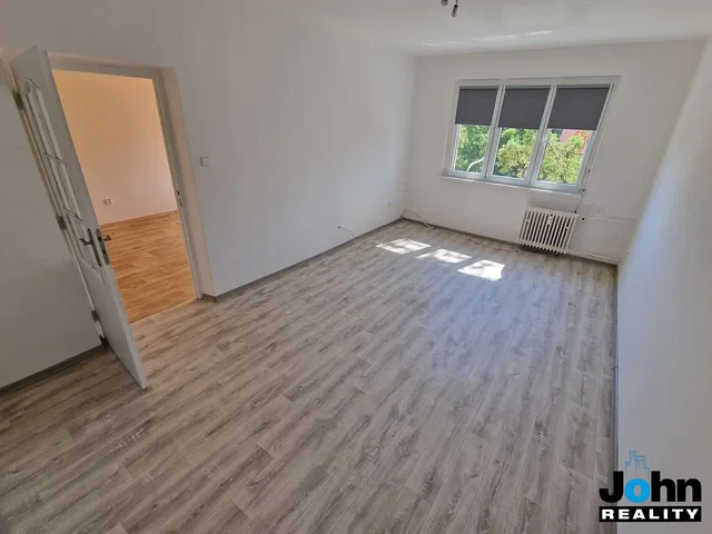 Ložnice; dřevěná podlaha, přirozené světlo, nutná rekonstrukce