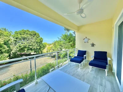 Balcon; vue, lumière naturelle, carrelage