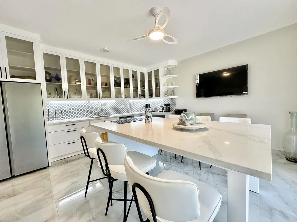 Cuisine; électroménager, carrelage, lumière naturelle, style moderne