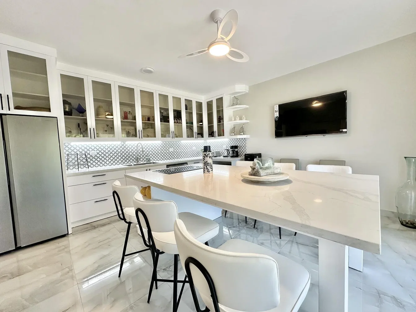Cuisine; électroménager, carrelage, lumière naturelle, style moderne