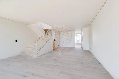Woonkamer; houten vloer, natuurlijk licht