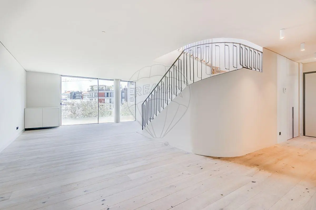 Woonkamer; houten vloer, natuurlijk licht, moderne stijl