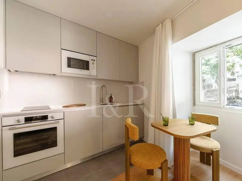 Küche; küchengeräte, fliesenboden, tageslicht, moderner stil