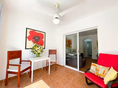 Salon; lumière naturelle, carrelage