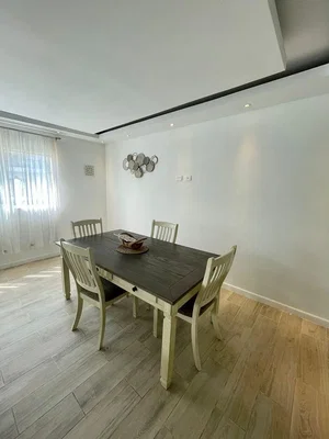 Obývací pokoj; dřevěná podlaha, přirozené světlo