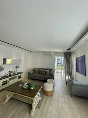 Obývací pokoj; přirozené světlo, moderní styl, dřevěná podlaha
