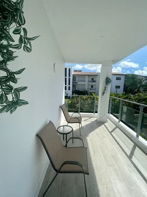 Balkon; výhled, dlažba, přirozené světlo