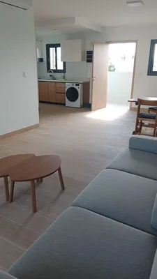 Obývačka; prirodzené svetlo, dlažba