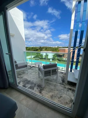 Balkon; výhled, přirozené světlo, dlažba