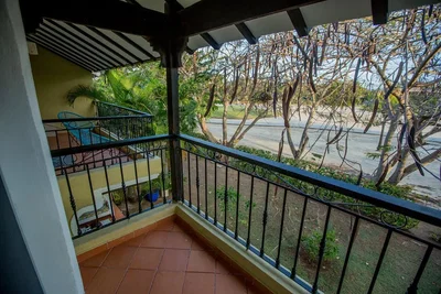 Balkon; dlažba, přirozené světlo, výhled