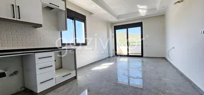 مطبخ; أرضية من البلاط, ضوء طبيعي, يحتاج إلى تجديد
