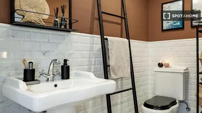 Toilet; tegelvloer, gerenoveerd, natuurlijk licht