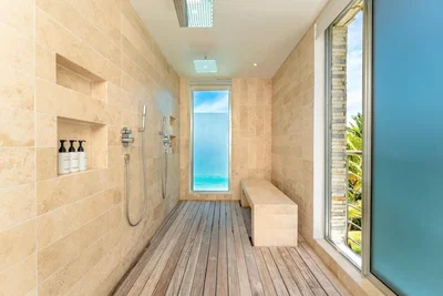 Salle de bain; vue, carrelage, lumière naturelle, style moderne
