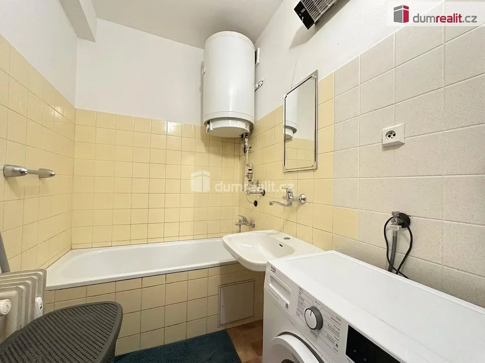 Salle de bain; carrelage, nécessite rénovation