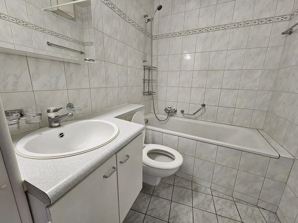 Badezimmer; fliesenboden, renovierungsbedürftig