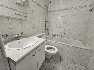 Badezimmer; fliesenboden, renovierungsbedürftig