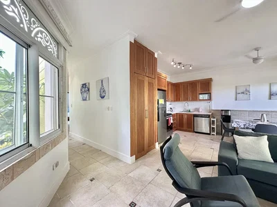 Salon; vue, électroménager, lumière naturelle, carrelage