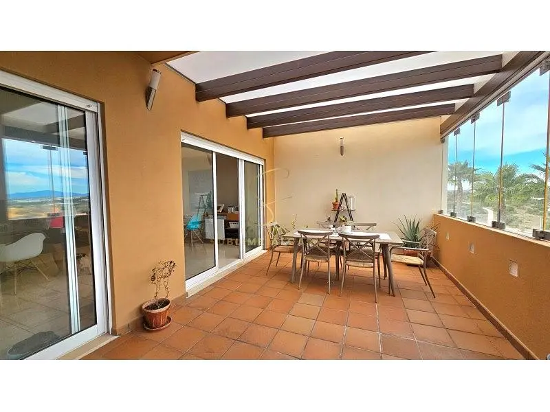 Terrazza; vista, pavimento in piastrelle, luce naturale