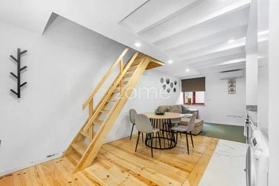 Sala de estar; chão de madeira, luz natural, estilo moderno