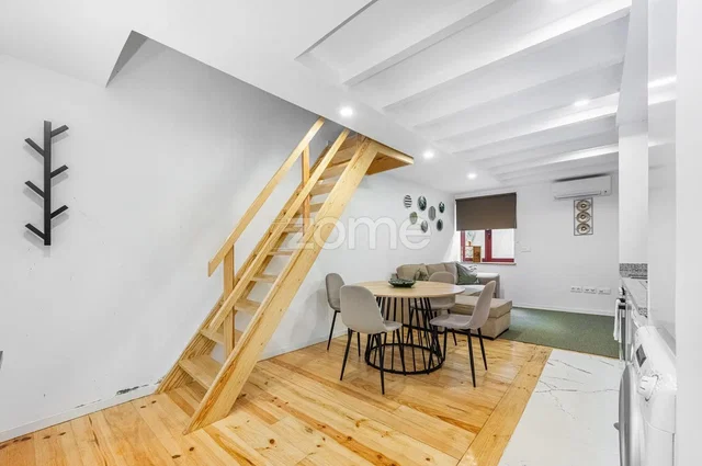 Living room; wood floor, natural light, modern style