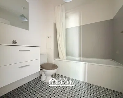Тоалет; плочице, природно светло