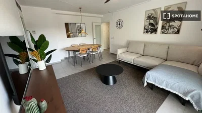 Wohnzimmer; tageslicht, moderner stil, holzboden