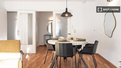 Wohnzimmer; holzboden, tageslicht