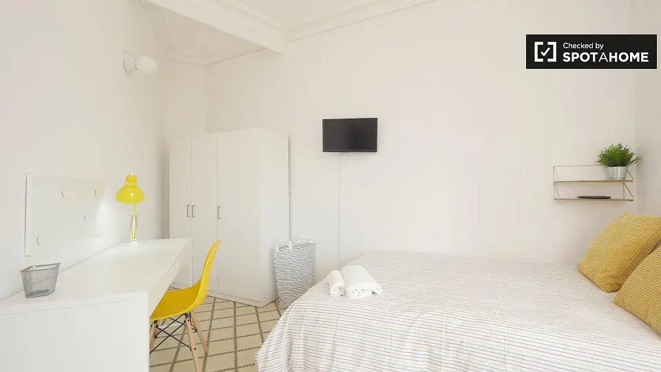 Schlafzimmer; fliesenboden, tageslicht