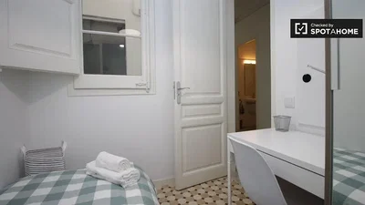 Schlafzimmer; holzboden, fliesenboden, tageslicht