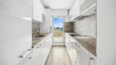 Кухиња; кухињски апарати, поглед, природно светло, модерни стил