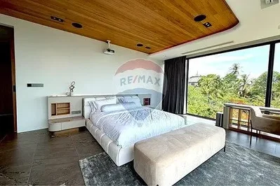 Chambre; vue, poutres en bois, lumière naturelle