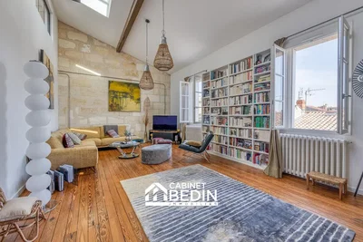 Soggiorno; pavimento in legno, luce naturale, stile moderno