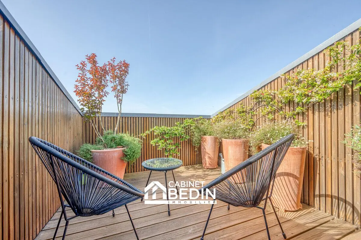 Terrazza; luce naturale, pavimento in legno