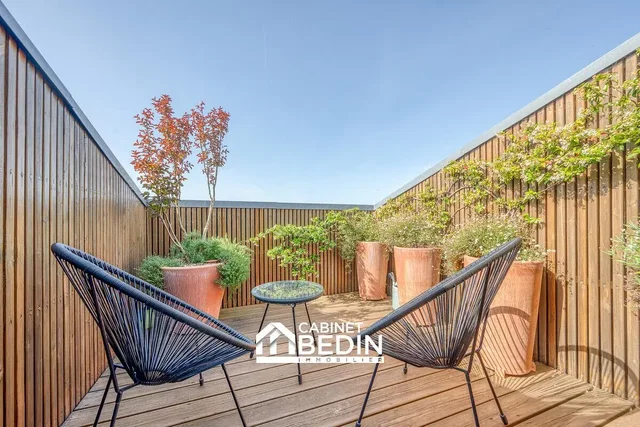 Terrazza; luce naturale, pavimento in legno