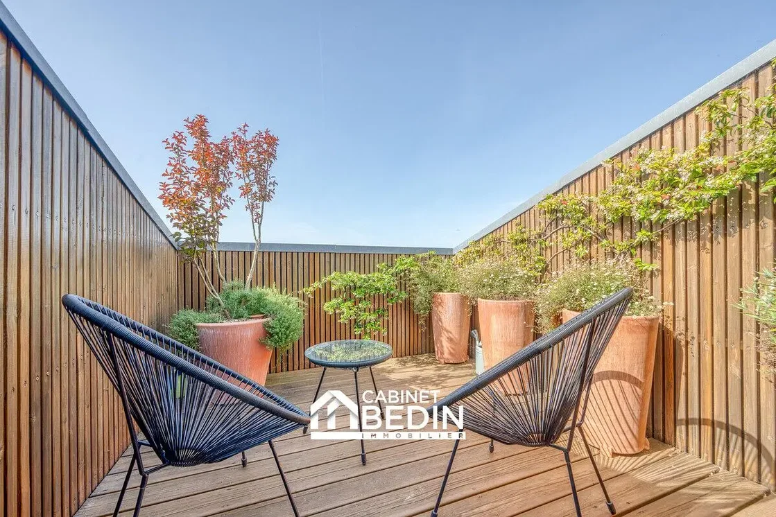 Terrazza; luce naturale, pavimento in legno