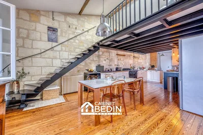 Cucina; pavimento in legno, elettrodomestici, luce naturale