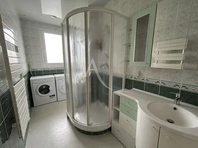 Banyo; fayans zemin, ahşap kirişler, tadilatlı, doğal ışık