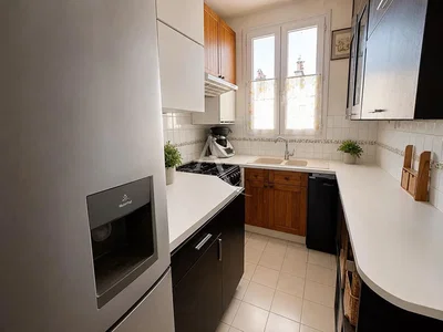 Kuhinja; kuhinjski aparati, pločice, prirodno svjetlo
